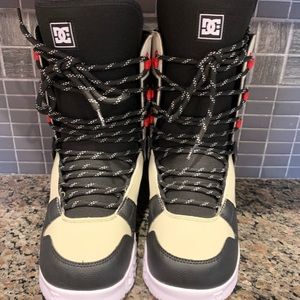 Men’s size 8 DC snowboarding boots